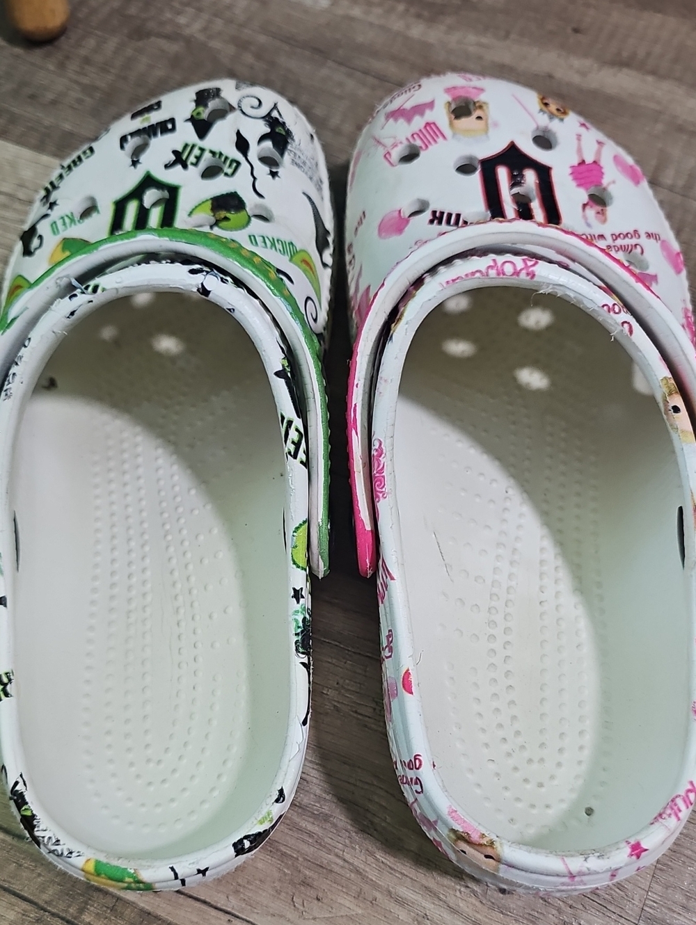 Wicked Kids' Size 1 Mismatched Slip-On Clogs Elphaba & Glinda - Picture 3 of 6